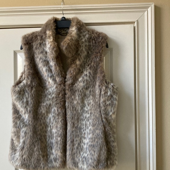 Banana Republic Jackets & Blazers - Banana Republic like new leopard print imitation fur vest. 100% polyester